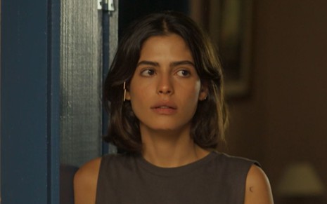Julia Dalavia grava cena com expressão assustada, como Guta de Pantanal, novela das nove da Globo