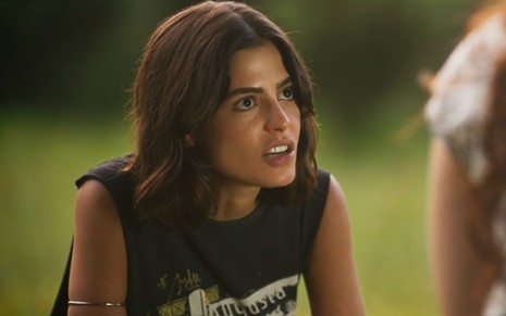 Guta (Julia Dalavia) tem expressão de raiva em cena de Pantanal, novela das nove da Globo