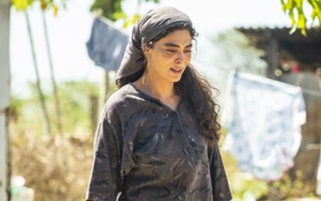Juliana Paes grava cena com expressão tensa, como Maria Marruá de Pantanal, novela das nove da Globo