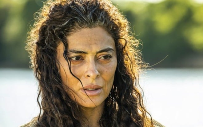 Juliana Paes está caracterizada como Maria Maurrá, com cabelo solto e maquiagem que a envelhece, em Pantanal