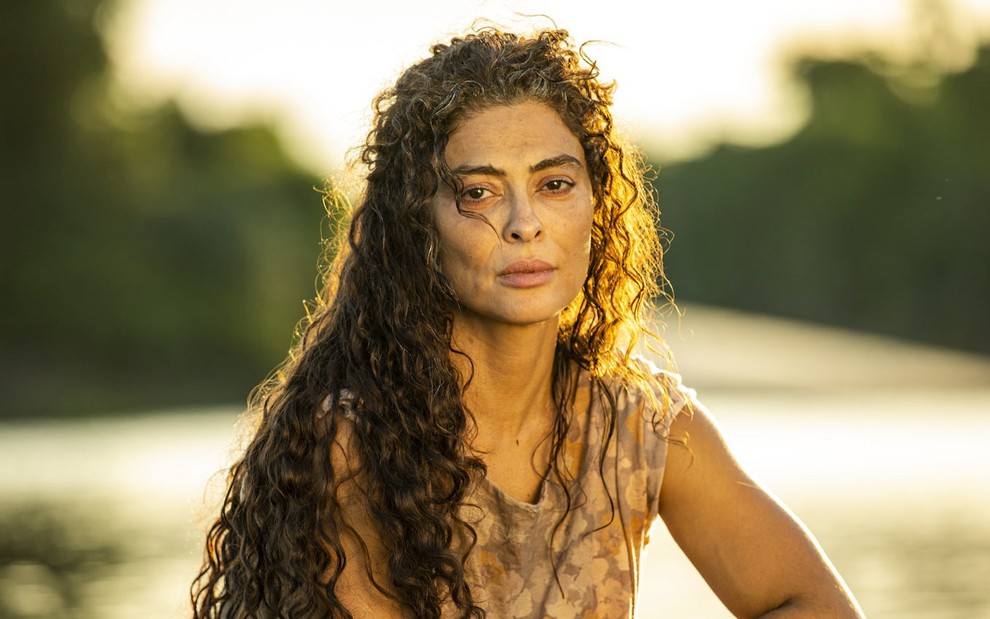 A atriz Juliana Paes exibe expressão sofrida em registro fotográfico do remake de Pantanal, próxima novela da Globo