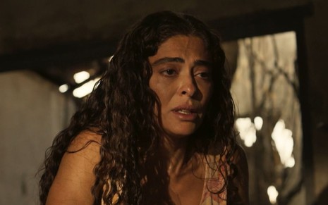 Juliana Paes grava cena com expressão desesperada, como Maria Marruá em Pantanal