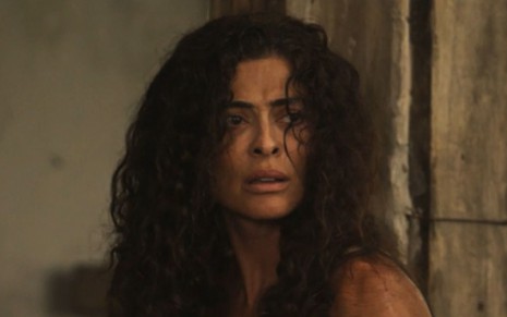Juliana Paes grava cena com expressão tensa, com cabelo no rosto, como Maria Marruá em Pantanal