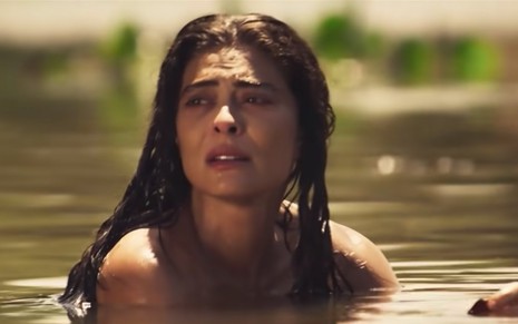 A atriz Juliana Paes como a Maria Marruá de cabelos molhados dentro de um rio em cena de Pantanal