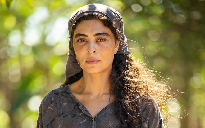 A atriz Juliana Paes, com o rosto marcado por rugas e mancha de sol, como a Maria Marruá em Pantanal