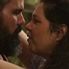 Alcides (Juliano Cazarré) e Bruaca (Isabel Teixeira) estão frente a frente em cena de Pantanal, novela das nove da Globo