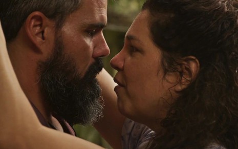 Alcides (Juliano Cazarré) e Bruaca (Isabel Teixeira) estão frente a frente em cena de Pantanal, novela das nove da Globo