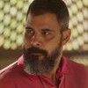 Alcides (Juliano Cazarré) está sério em cena de Pantanal, novela das nove da Globo