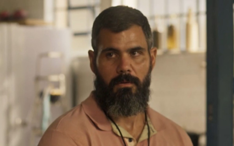 Juliano Cazarré grava cena com expressão séria, como Alcides de Pantanal, novela das nove da Globo