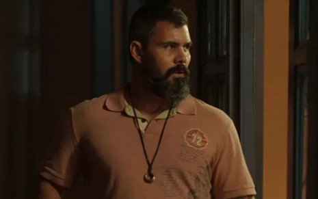 Alcides (Juliano Cazarré) está sério em cena de Pantanal, novela das nove da Globo