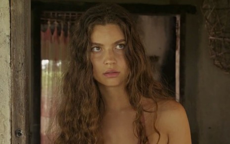 Alanis Guillen em cena de Pantanal: atriz está caracterizada como Juma
