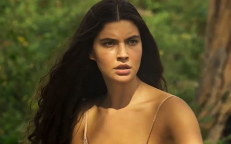 Alanis Guillen, caracterizada como Juma, tem a expressão ferina em cena de Pantanal