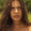 Alanis Guillen caracterizada como Juma em Pantanal; atriz tem o rosto com manchas de sol, boca seca e cabelos castanhos. A expressão está confusa.