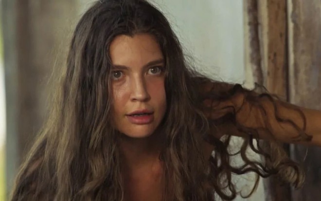 Alanis Guillen grava cena com expressão séria, como Juma  de Pantanal, novela das nove da Globo