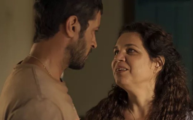 Maria Bruaca (Isabel Teixeira) está ao lado de Levi (Leandro Lima) em cena de Pantanal, novela das nove