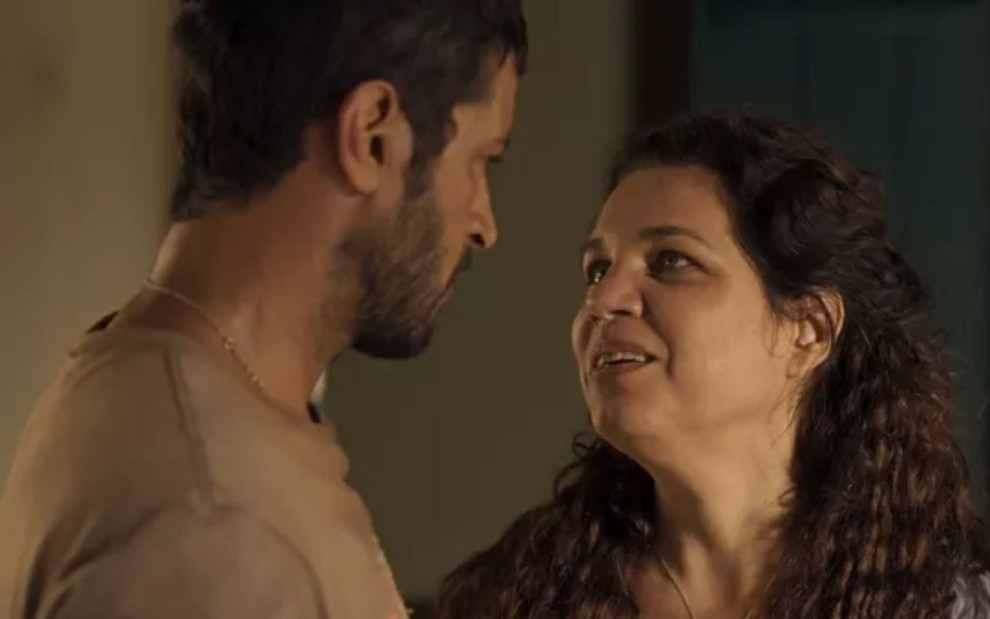 Maria Bruaca (Isabel Teixeira) está ao lado de Levi (Leandro Lima) em cena de Pantanal, novela das nove