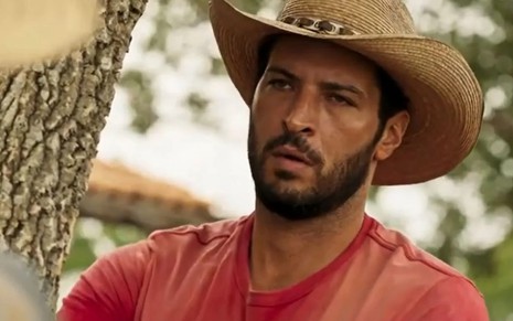 Leandro Lima, caracterizado como Levi, tem o semblante sério em cena de Pantanal, novela das nove da Globo