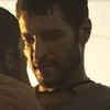 Levi (Leandro Lima) segura o pescoço de Muda (Bella Campos) em cena de Pantanal, novela das nove da Globo