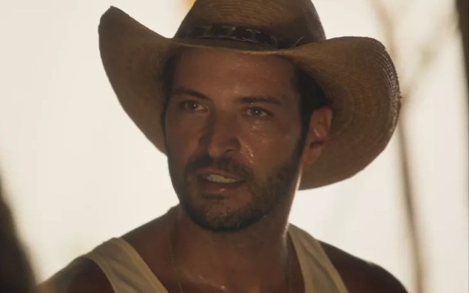 Levi (Leandro Lima) tem expressão de raiva em cena de Pantanal, novela das nove da Globo