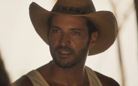 Levi (Leandro Lima) tem expressão de raiva em cena de Pantanal, novela das nove da Globo