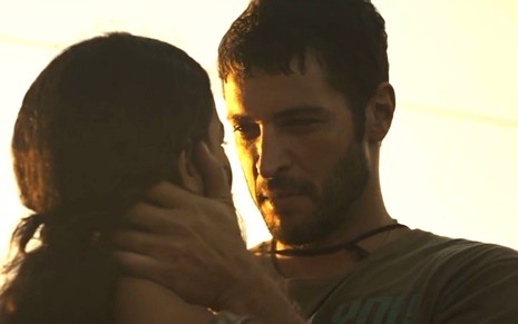 Levi (Leandro Lima) segura o pescoço de Muda (Bella Campos) em cena de Pantanal, novela das nove da Globo