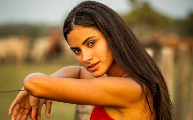 Leticia Salles como Filó, com expressão séria em foto de divulgação da novela Pantanal