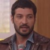 Leandro Lima veste jaqueta de couro e camisa jeans; ele tem o cabelo curto e a barba bem aparada, e tem o semblante sério no Encontro