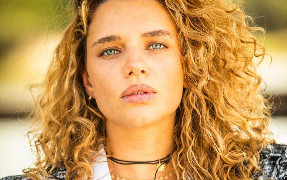 Bruna Linzmeyer, caracterizada como Madeleine, tem o semblante sério enquanto encara a câmera durante ensaio fotográfico de Pantanal