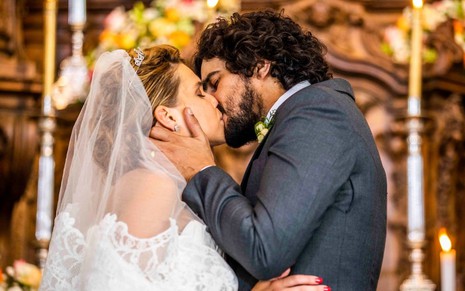 Renato Góes e Bruna Linzmeyer em cena de Pantanal: atores estão em altar de igreja e se beijam