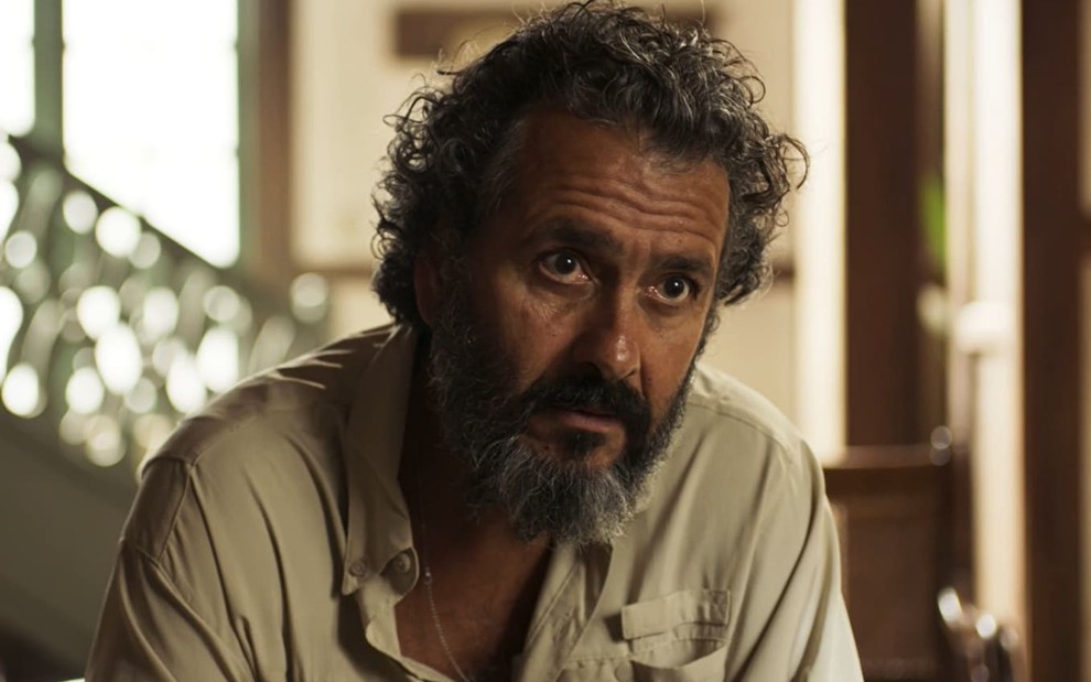O ator Marcos Palmeira está caracterizado como seu personagem em Pantanal