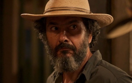 Marcos Palmeira, caracterizado como José Leôncio, tem a expressão contrariada em cena de Pantanal