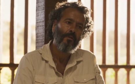 Marcos Palmeira grava cena com expressão tensa, como José Leôncio em Pantanal