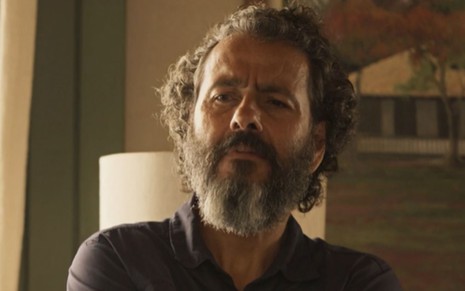 Marcos Palmeira grava cena com expressão séria, como José Leôncio