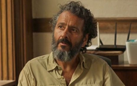 Marcos Palmeira grava cena com expressão séria, como José Leôncio em Pantanal