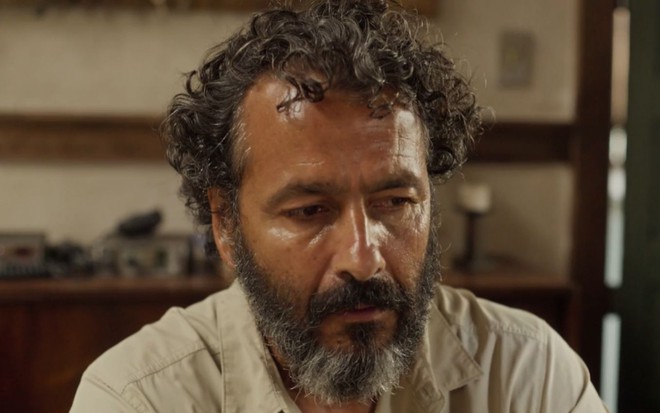 Marcos Palmeira grava cena com expressão séria, como José Leôncio em Pantanal