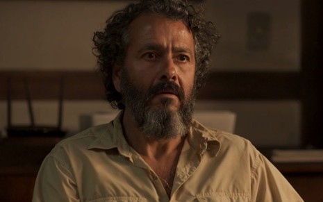 Marcos Palmeira grava cena com expressão tensa, como José Leôncio em Pantanal