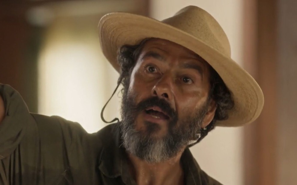 Marcos Palmeira grava cena com expressão brava, como José Leôncio em Pantanal