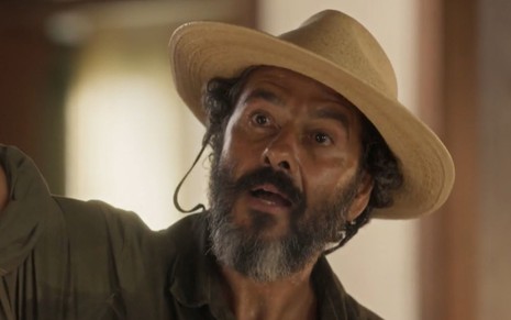 Marcos Palmeira grava cena com expressão brava, como José Leôncio em Pantanal