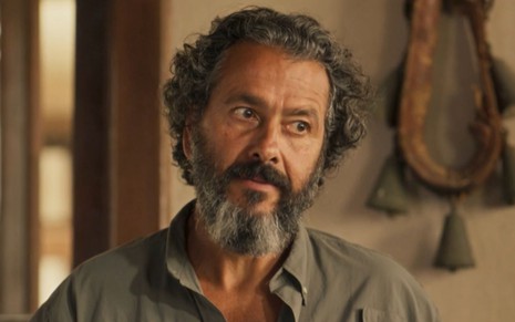 Marcos Palmeira grava cena com expressão desconfiada, como José Leôncio em Pantanal