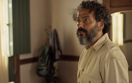 O ator Marcos Palmeira caracterizado como José Leôncio em cena de Pantanal