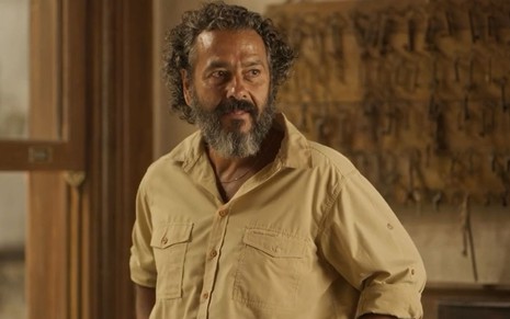 José Leôncio (Marcos Palmeira) está sério em cena de  Pantanal, novela das nove da Globo