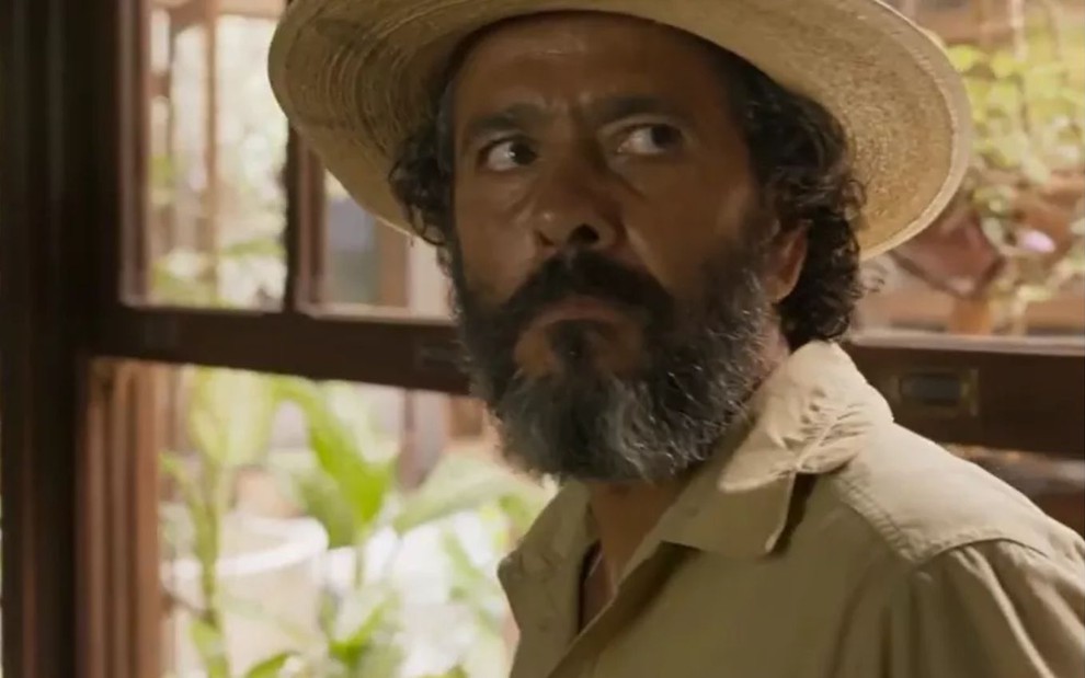 José Leôncio (Marcos Palmeira) está sério em cena da novela Pantanal