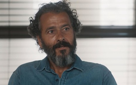 José Leôncio (Marcos Palmeira) está sentado em escritório em cena de Pantanal, novela das nove da Globo