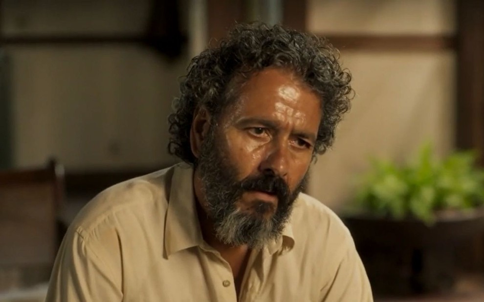 José Leôncio (Marcos Palmeira) está sentado em poltrona e tem expressão facial pensativa em cena de Pantanal