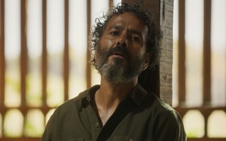 José Leôncio (Marcos Palmeira) está encostado em pilastra em cena de Pantanal, novela das nove da Globo