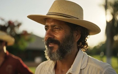 José Leôncio (Marcos Palmeira) sorri em cena de Pantanal, novela das nove da Globo