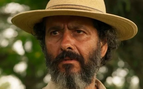 José Leôncio (Marcos Palmeira) tem expressão de descontentamento em cena da Pantanal