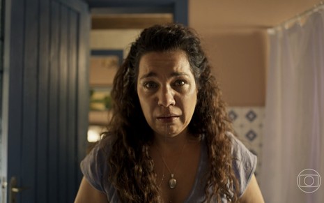 A atriz Isabel Teixeira está com cara de choro, inclusive seu nariz está com algum tipo de secreção escorrendo, durante gravação de cena da novela Pantanal