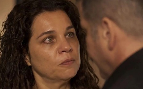 A atriz Isabel Teixeira arregala olhos durante gravação de cena cara a cara com Murilo Benício, que aparece de costas na imagem de Pantanal