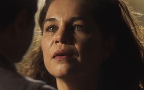 Isabel Teixeira, caracterizada como Maria Bruaca, tem a expressão perturbada em cena de Pantanal; Murilo Benício está a sua frente, de costas para a câmera